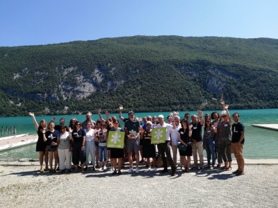 L'ensemble du réseau Flocon Vert réuni au bord du lac d'Aiguebelette