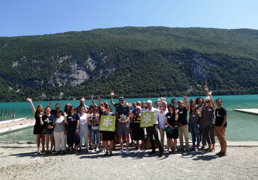 L'ensemble du réseau Flocon Vert réuni au bord du lac d'Aiguebelette